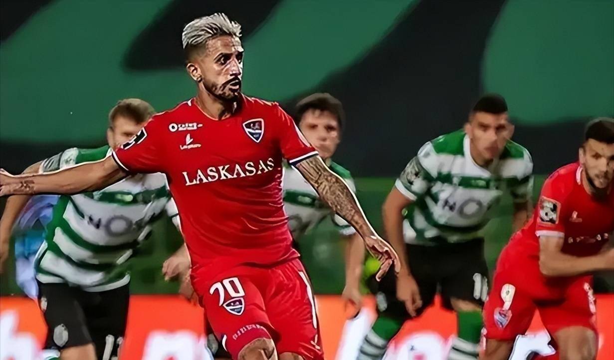 包含瓦伦西亚迎葡超关键赛，今晨门线救险，悬念犹存，年轻球员得到机会的词条